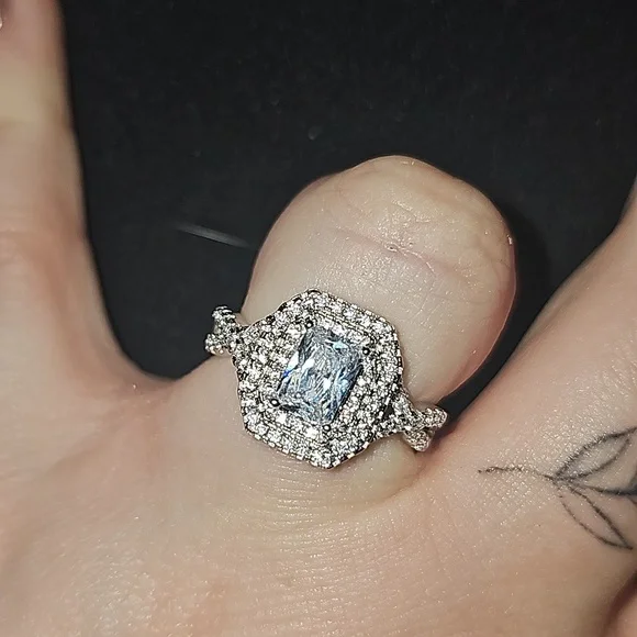 ￼ Size 9 ring - Picture 2 of 2